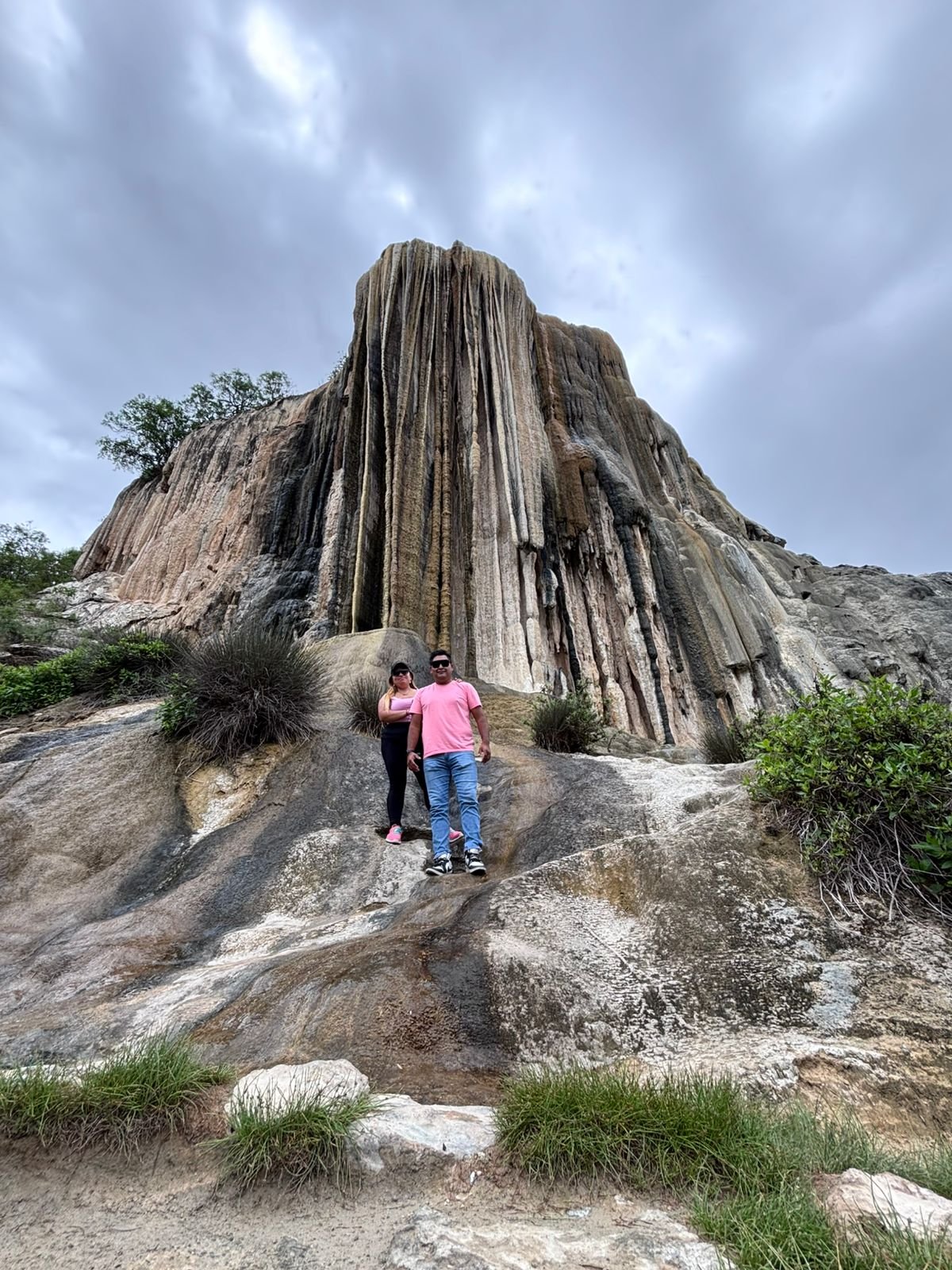 Visitantes en la cascada petrificada de Hierve el Agua en Oaxaca